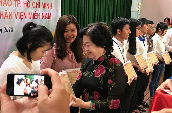 Trao 161 suất học bổng Vừ A Dính cho HS-SV có hoàn cảnh khó khăn