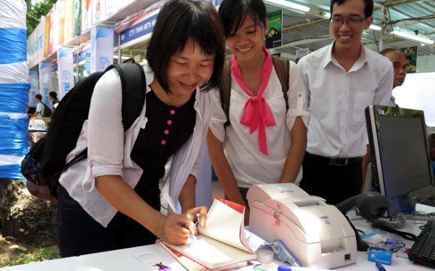 Nhà văn Nguyễn Ngọc Tư ký tặng sách tại hội sách TP.HCM. Ảnh tư liệu.