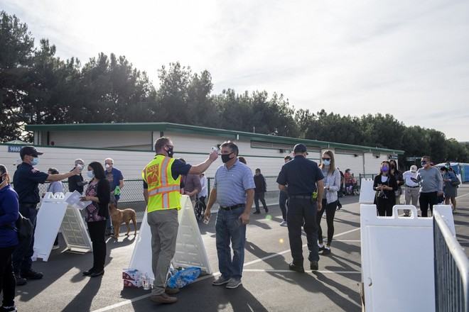 Người dân được kiểm tra thân nhiệt trước khi tiêm vắc xin Covid-19 ở California vào ngày 13.1 /// AFP