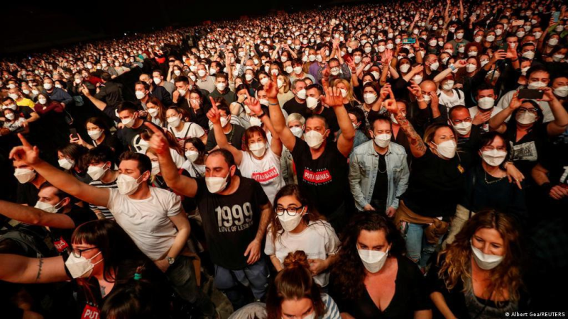 Nam giới lây lan giọt chứa virus gây Covid-19 nhiều hơn phụ nữ, trẻ em