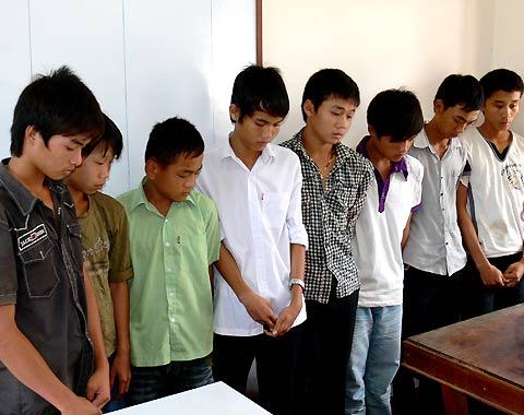 Nam sinh kéo gần 10 người về trường trả thù