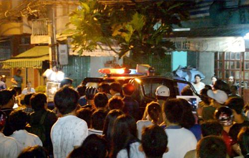 Cảnh lúc dẫn giải nam thanh niên ra ngoài. Ảnh: An Nhơn