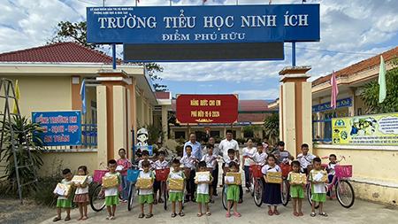 “Nâng bước cho em” cho học sinh Ninh Hòa