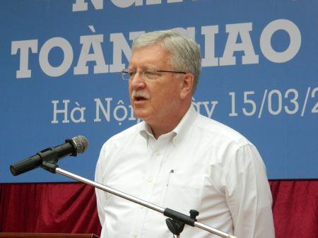 GS David Melton ph&aacute;t biểu tại ng&agrave;y hội