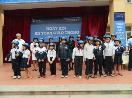 Những chiếc mũ bảo hiểm được Liberty trao tặng c&aacute;c em