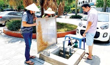 Nắng nóng 40 độ: ​Khốn khổ vì mất nước, cắt điện