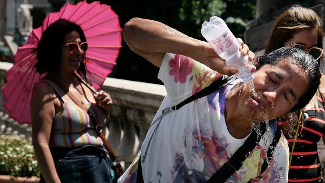 Nắng nóng chưa từng thấy phủ khắp châu Âu