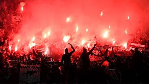 Náo loạn Old Trafford, St.Etienne đối mặt án phạt