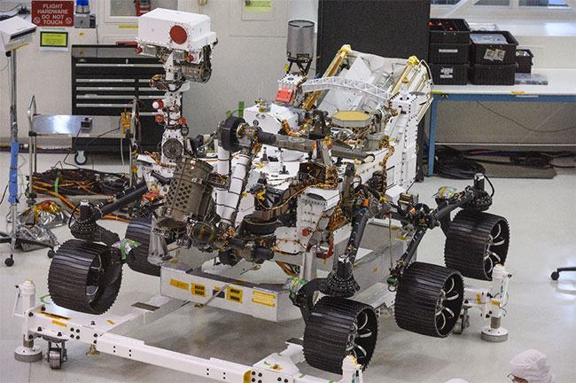 NASA trình làng xe (robot) tự hành Mars 2020 ngày 27/12/2019 trong một căn phòng lớn, vô trùng