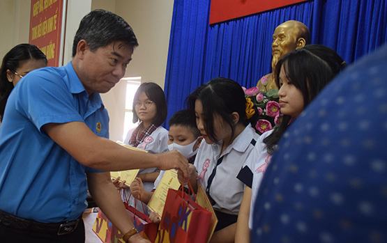 Trao 213 suất học bổng Nguyễn Đức Cảnh cho học sinh, sinh viên