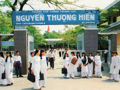 Nên để ngành giáo dục tuyển giáo viên