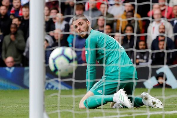 Neville chỉ ra vấn đề nhức nhối của De Gea