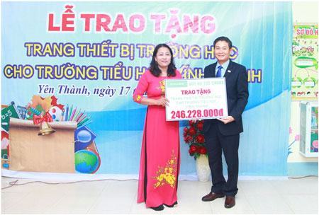 Chubb Life Việt Nam trao tặng thiết bị dạy và học