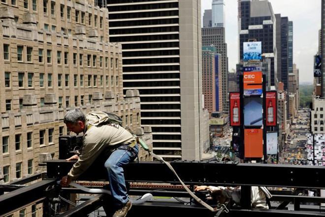Một công nhân làm việc trên tầng cao tại New York  /// Reuters