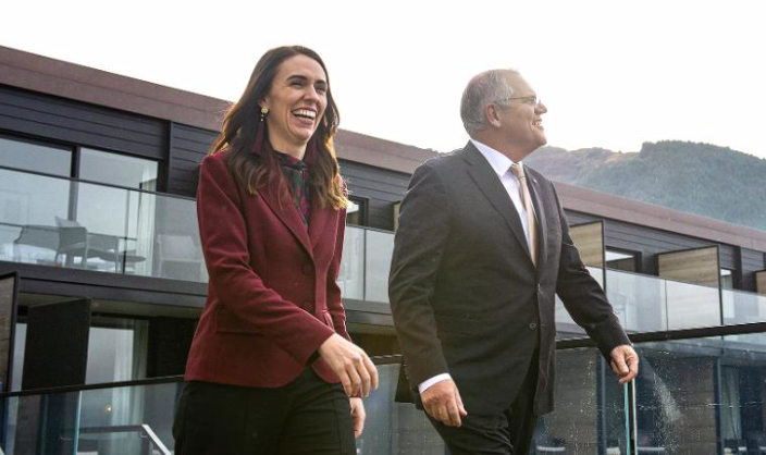 Thủ tướng New Zealand Jacinda Ardern và Thủ tướng Úc Scott Morrison sau cuộc gặp ngày 31/5. (Ảnh: CNN)