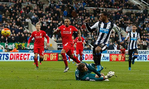 Newcastle kéo tuột Liverpool trở lại mặt đất