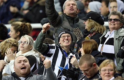 newcastle-keo-tuot-liverpool-tro-lai-mat-dat-2