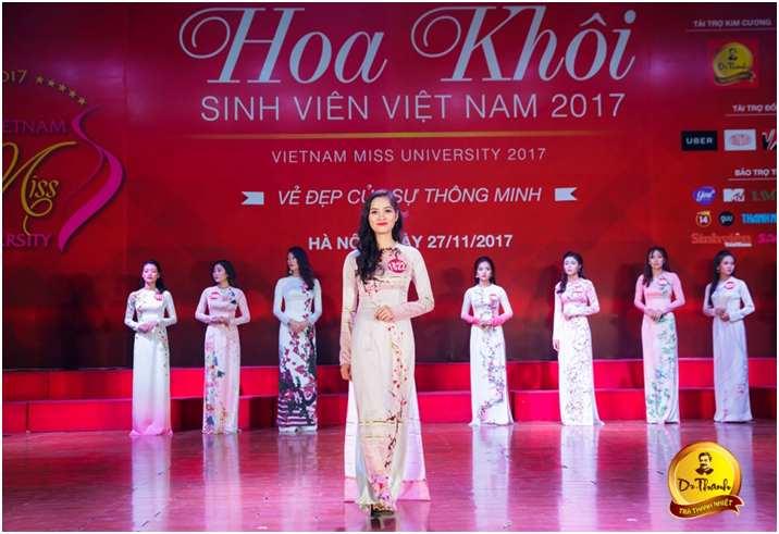 Vòng bán kết Hoa khôi Sinh viên: Thí sinh khoe vẻ đẹp trong tà áo dài.