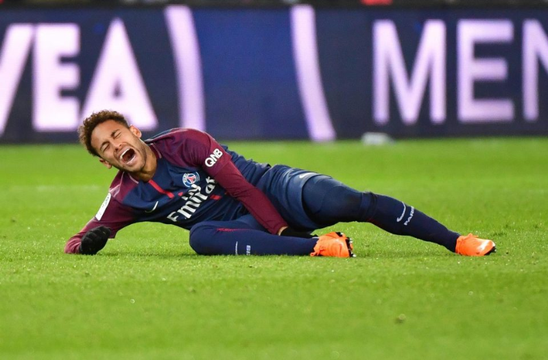 Neymar nhận tin sét đánh, Real mừng thầm