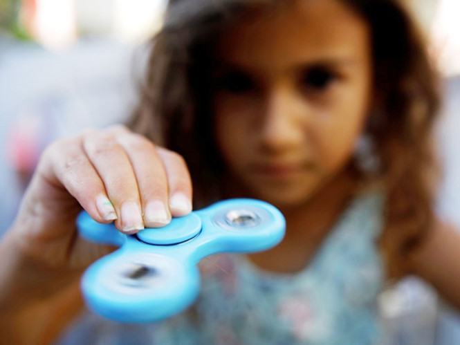 Fidget spinner đang gây sốt tại nhiều nước	 /// Reuters