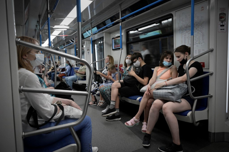 Hành khách trên một chuyến tàu điện tại Moscow, Nga /// AFP