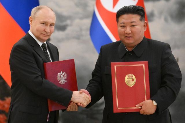 Tổng thống Nga Vladimir Putin (trái) và nhà lãnh đạo Triều Tiên Kim Jong-un tại lễ ký kết văn kiện ở Bình Nhưỡng hôm 19-6 Ảnh: REUTERS