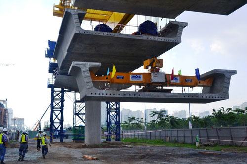 TP.HCM: Lắp đặt dầm cầu đầu tiên tuyến metro số 1