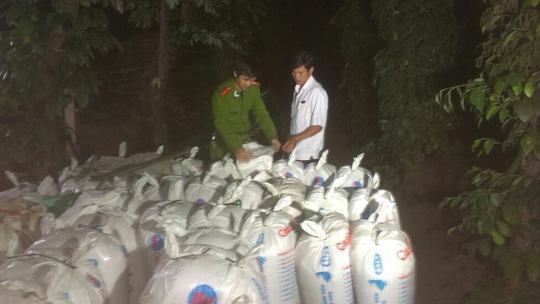 Ngăn chặn 2 tấn mỡ bẩn sắp tràn xuống TP HCM