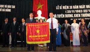 Ngành GD-ĐT Đà Nẵng nhận cờ thi đua của Chính phủ