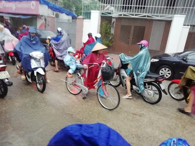 Ngập lụt diện rộng, hàng loạt trường ở Nghệ An thông báo học sinh nghỉ học - ảnh 1