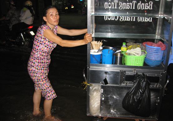 TP.HCM: Cứ mưa là ngập