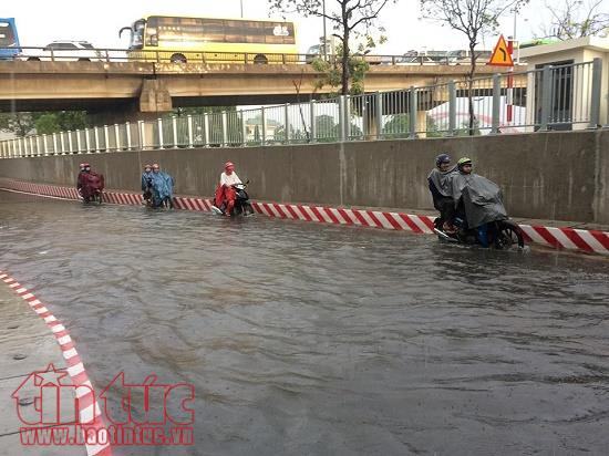 TP Hồ Chí Minh mới mưa đã ngập, lãnh đạo yêu cầu các sở ngành chủ động chống ngập