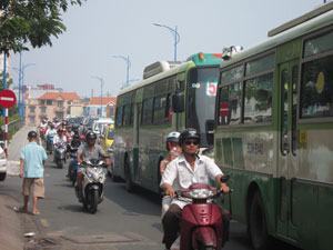 Ngày đầu đóng cửa 2 cây cầu huyết mạch