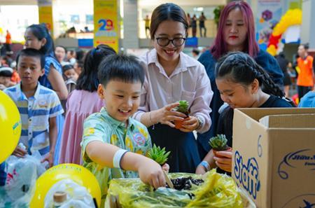 Thiếu nhi được khám sức khỏe, tư vấn tâm lý trong “Ngày hội tuổi thơ”