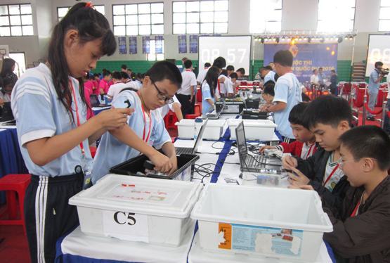 Hơn 200 học sinh tham gia Ngày hội Robothon 2016