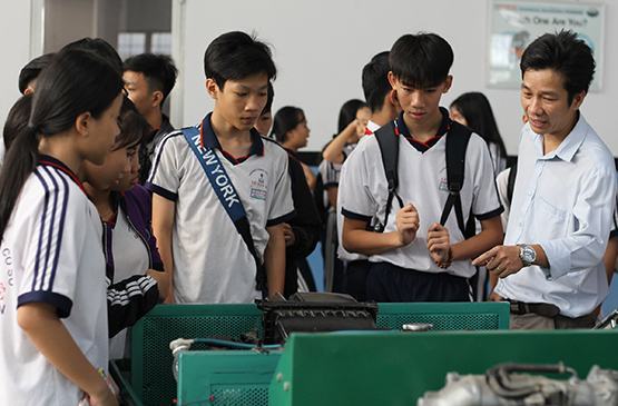 Gần 2.500 học sinh được tư vấn xét tuyển CĐ-TC