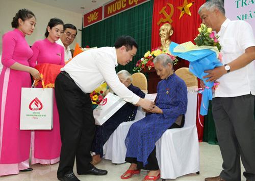 Thăm, tặng quà các bà mẹ Việt Nam anh hùng