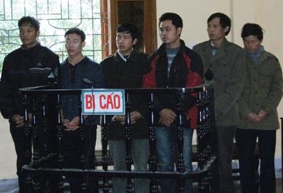 Nghệ An: 6 nông dân “lật xe cảnh sát xuống kênh” lĩnh án