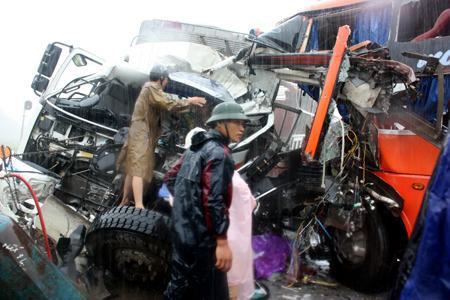 Nghệ An: Ba xe tông nhau kinh hoàng, 11 người gặp nạn