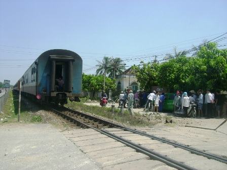 Nghệ An: Băng qua đường sắt, taxi bị tàu đâm nát