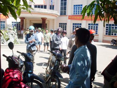 Nghệ An: Gần 100 phụ huynh tụ tập phản đối giải thể trường