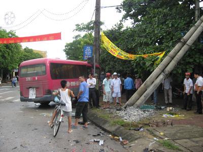 Nghệ An: Hai xe khách tông nhau, 3 người bị thương nặng