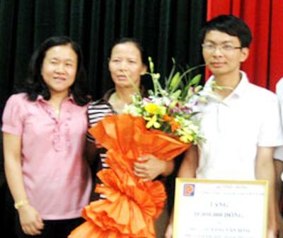 Nghệ An: Khen thưởng đôi bạn thủ khoa