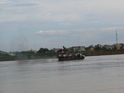 Nghệ An: Lao xe lên đò, một công nhân mất tích