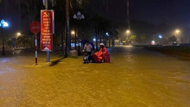 Nghệ An: Mưa như trút nước, nhiều huyện ngập sâu trong lũ - ảnh 1