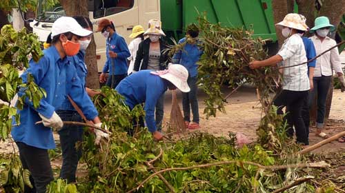 Nghệ An: Thanh niên tình nguyện khắc phục hậu quả bão số 3