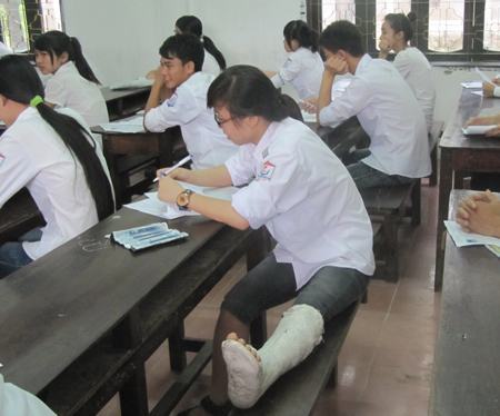 Nghệ An: Thí sinh bị bó bột vẫn đi thi tốt nghiệp