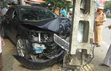 Nghệ An: Xế hộp tông gãy cột điện, 2 người bị “vạ lây”