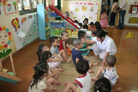 Nghề giữ trẻ – vừa rẻ vừa cực