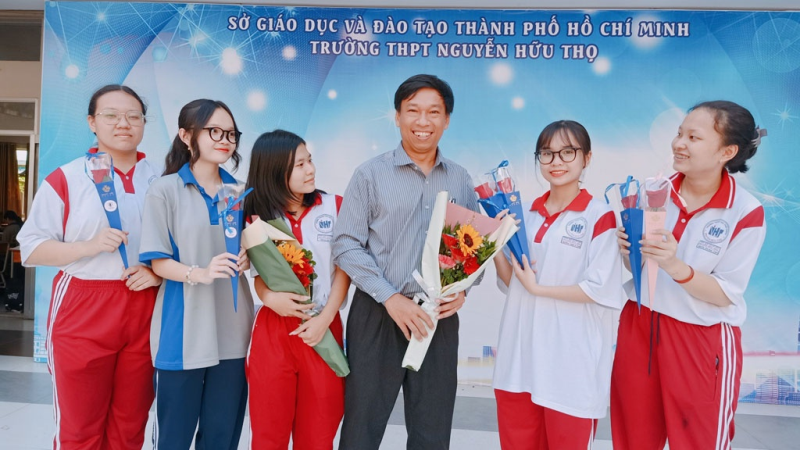 Nghề hiệu trưởng: Áp lực, cô đơn và nguy cơ thành con nợ - ảnh 1